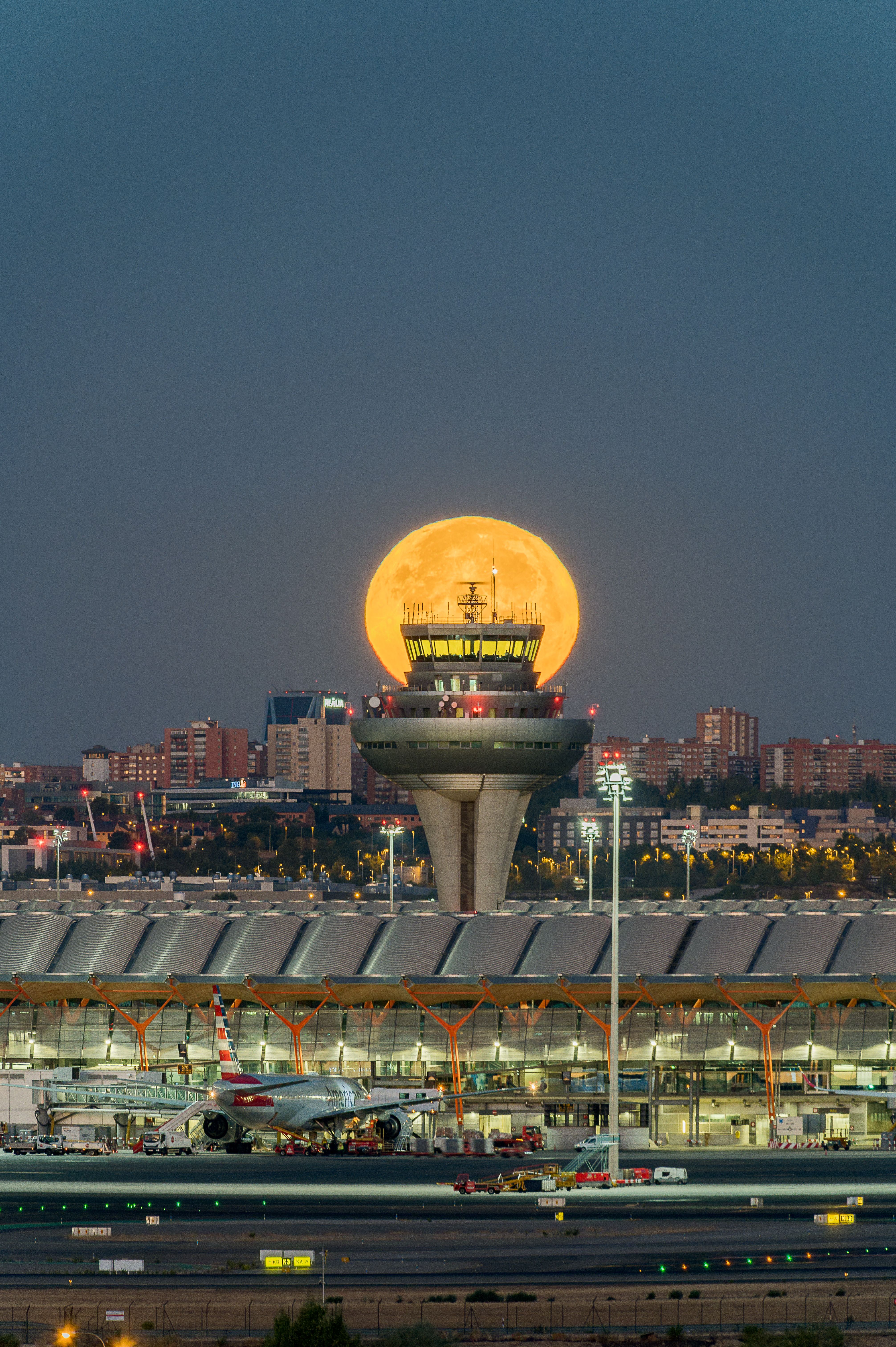 Aeropuerto Internacional de Kansai al anochecer